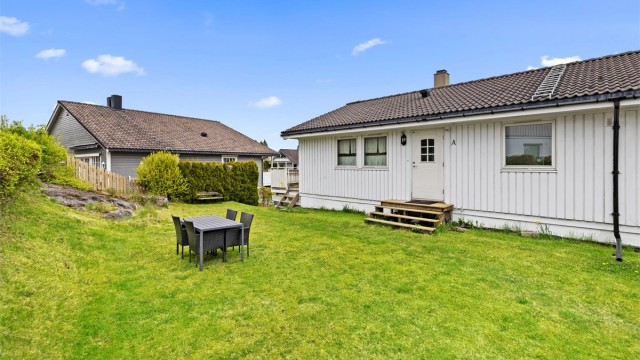 Felles tomt som er opparbeidet med plenarealer og beplantning.