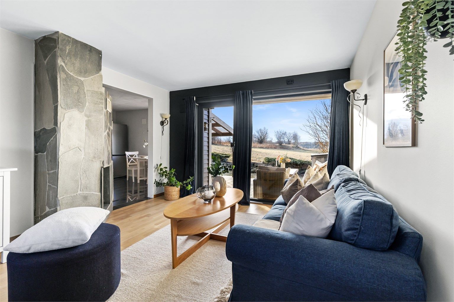 Stuen er et lyst og åpent rom med delvis åpen løsning mot kjøkkenet.