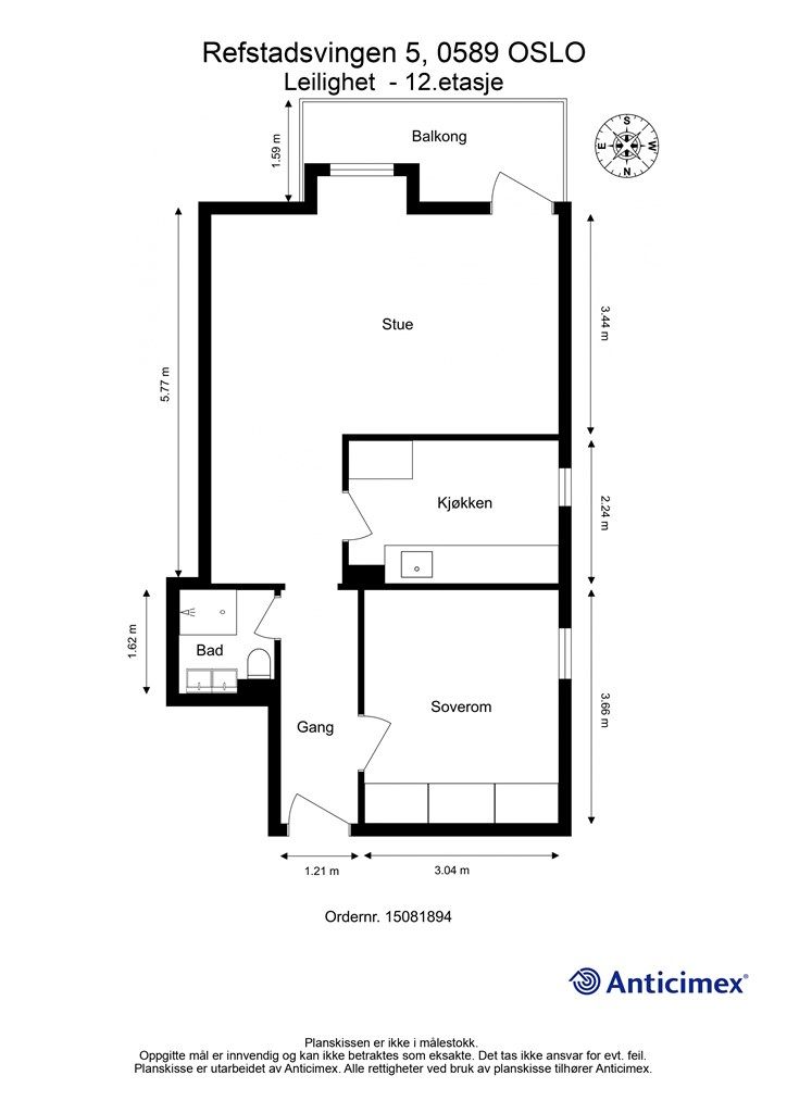Leiligheten har en arealeffektiv planløsning som skiller soverommet fra de sosiale sonene. To boder medfølger; en på loft og en i kjeller.