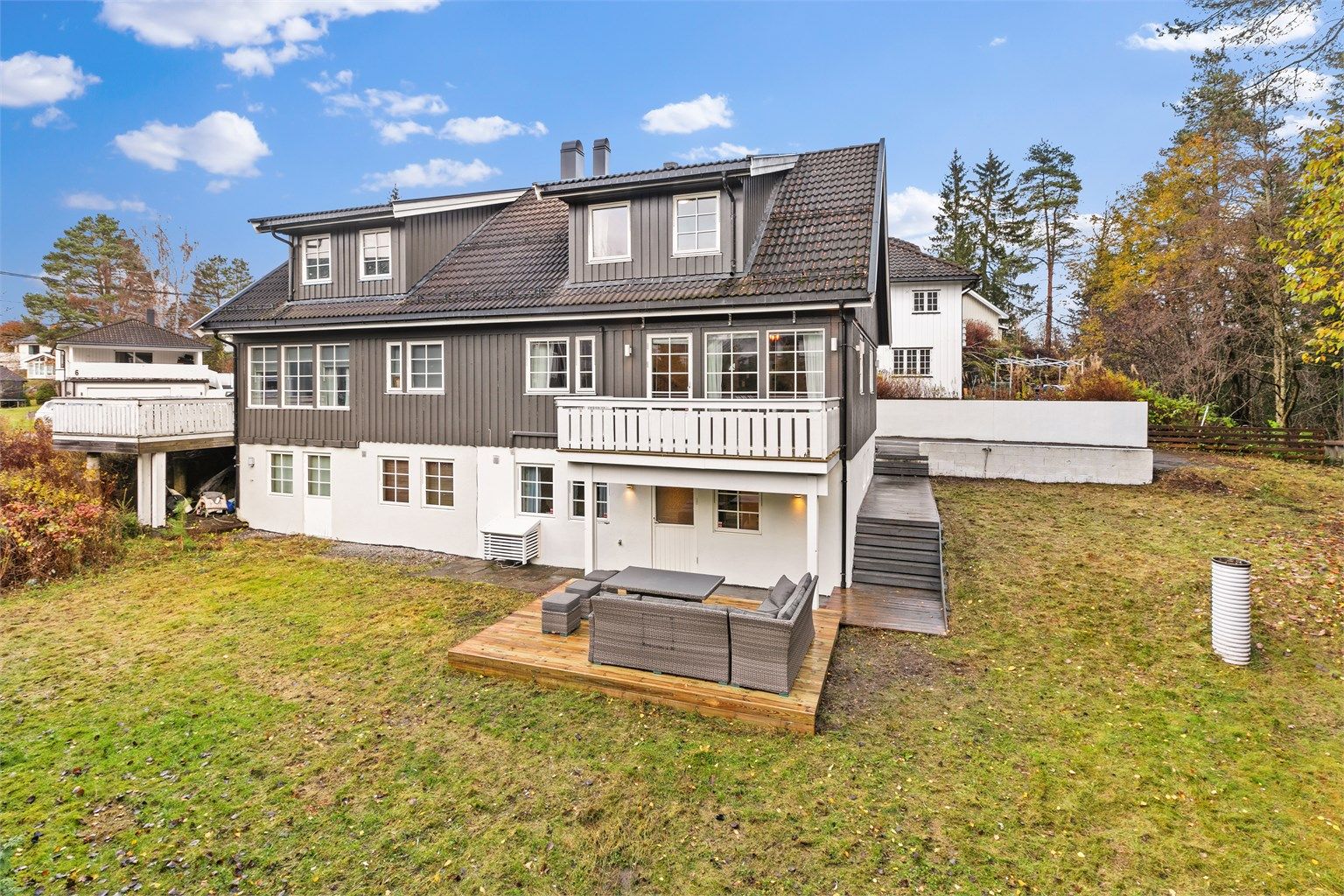 Boligen ligger i en rolig blindvei, med stor hage og meget gode solforhold. 