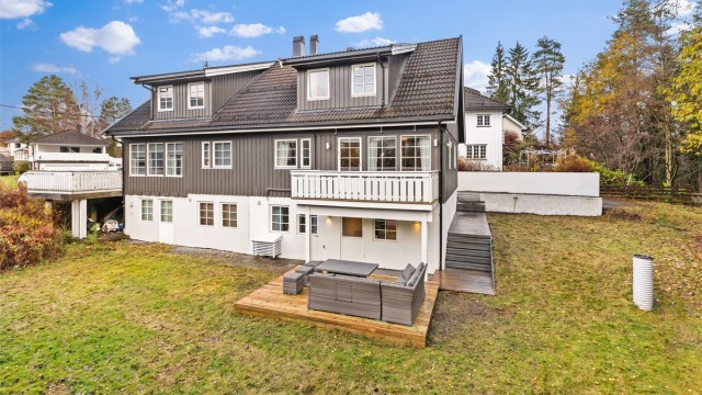 Boligen ligger i en rolig blindvei, med stor hage og meget gode solforhold.