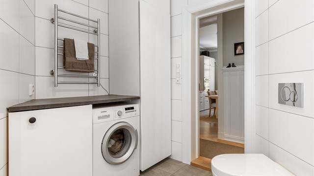 Det er opplegg for vaskemaskin og god oppbevaring i høyskap på badet.