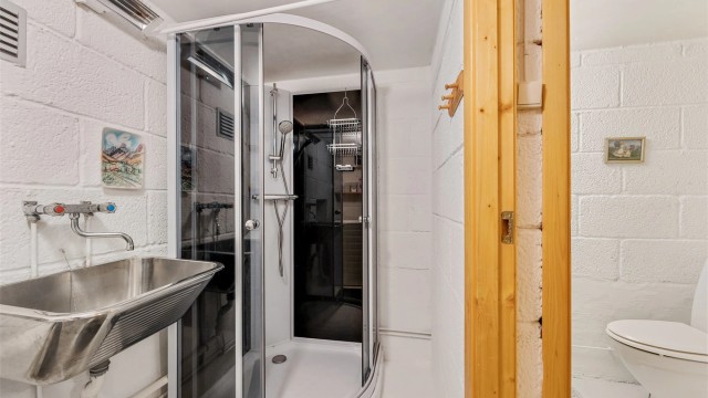 Kjelleren har også egen dusj på vaskerom og WC