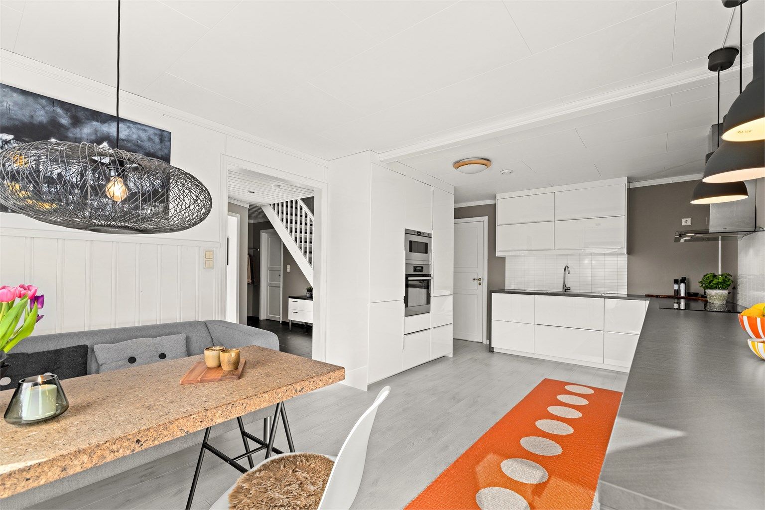 Kjøkkenet er rikholdig og har god plass til all slags kjøkkenutstyr og dekketøy