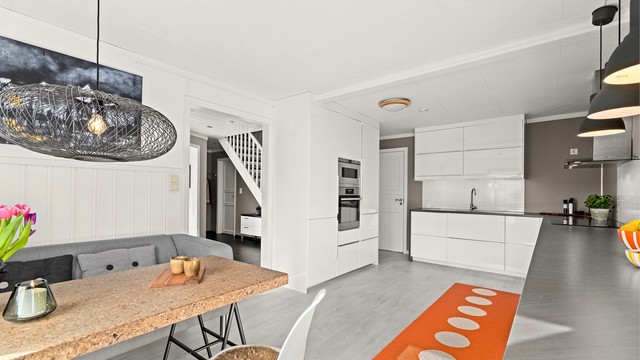 Kjøkkenet er rikholdig og har god plass til all slags kjøkkenutstyr og dekketøy