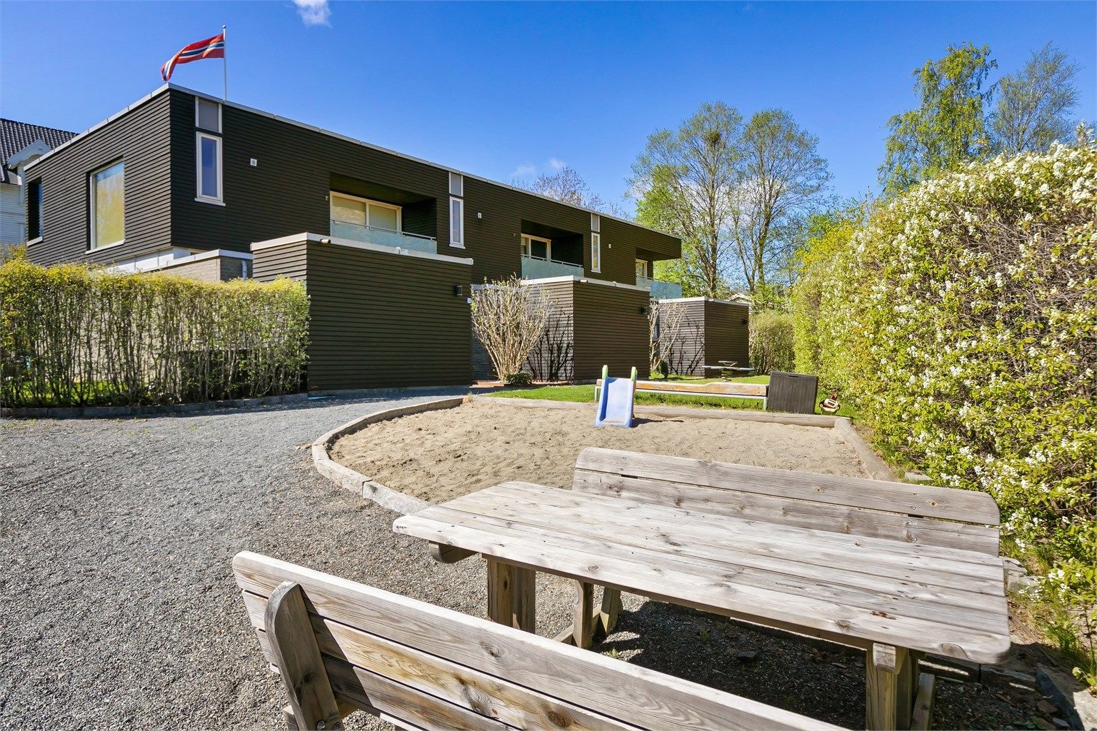 En liten lekeplass på fellesområdet gjør dette til et ideelt sted for barnefamilier.