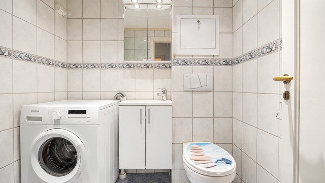 Badet har dusjhjørne, opplegg for vaskemaskin og gulvvarme.