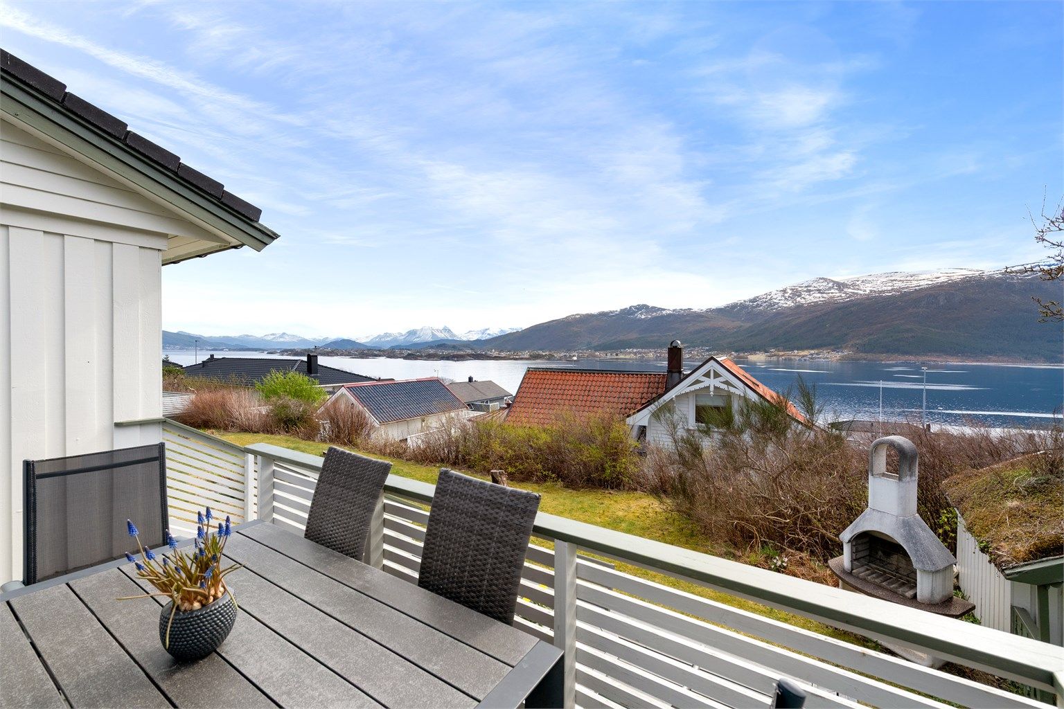 Uteplassen byr på en flott fjordutsikt. I hagen finner du også et sjarmerende uthus med torvtak, utepeis og en markterrasse på terreng