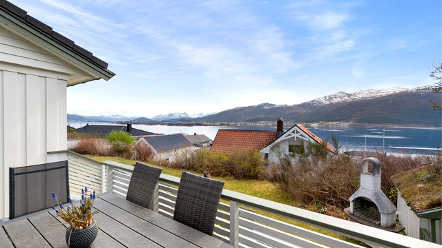 Uteplassen byr på en flott fjordutsikt. I hagen finner du også et sjarmerende uthus med torvtak, utepeis og en markterrasse på terreng