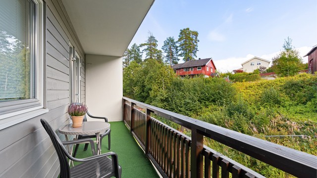 Balkongen har utgang fra kjøkkenet og er på 8 kvm. Her finner du en utvendig bod på 1 kvm og balkongen vender mot nordøst, så her kan morgen- og formiddagssolen nytes.