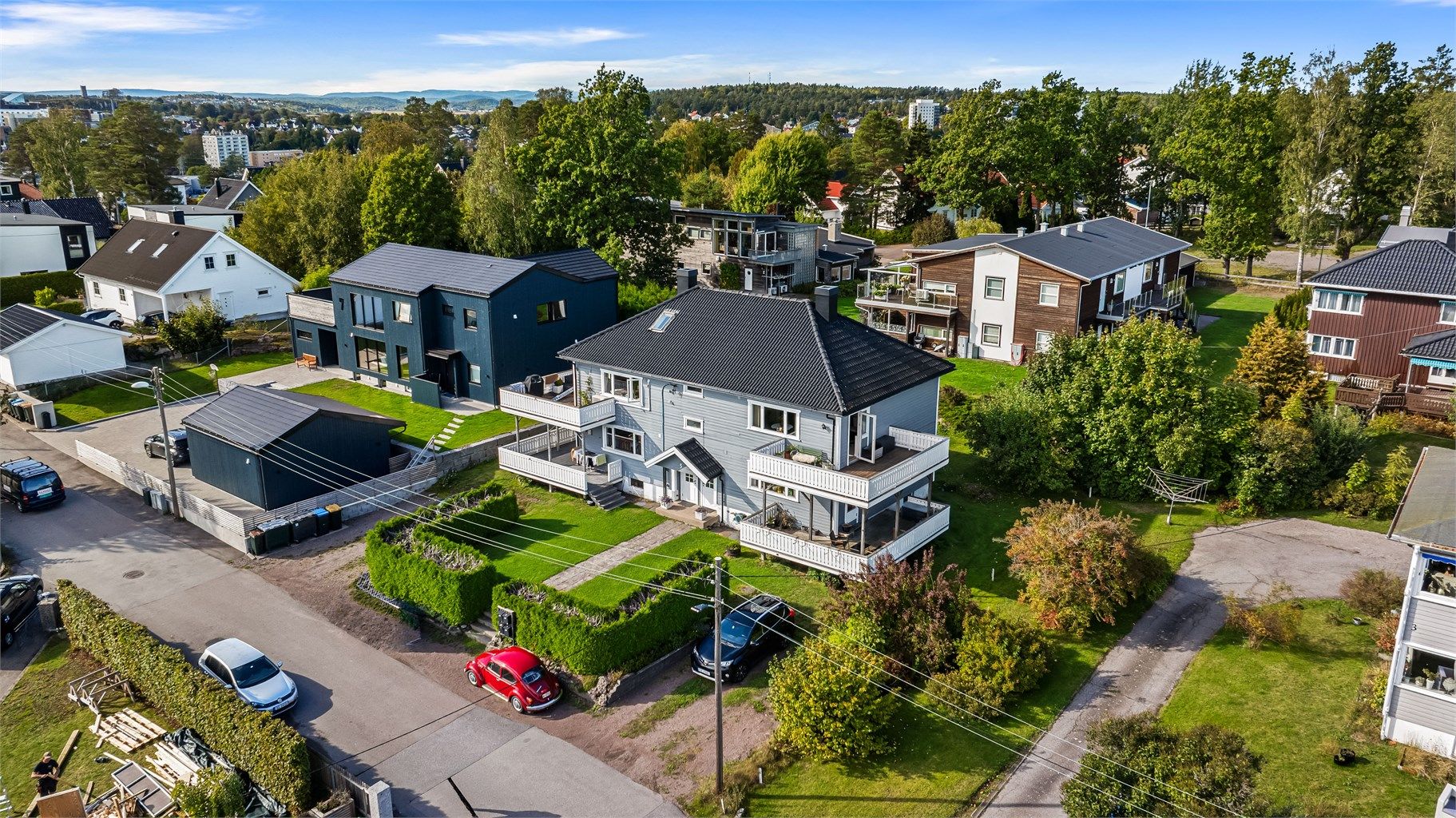 Det er parkering på eiendommen.