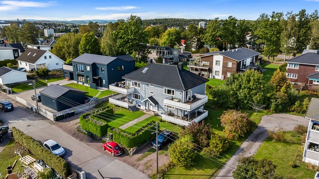Det er parkering på eiendommen.