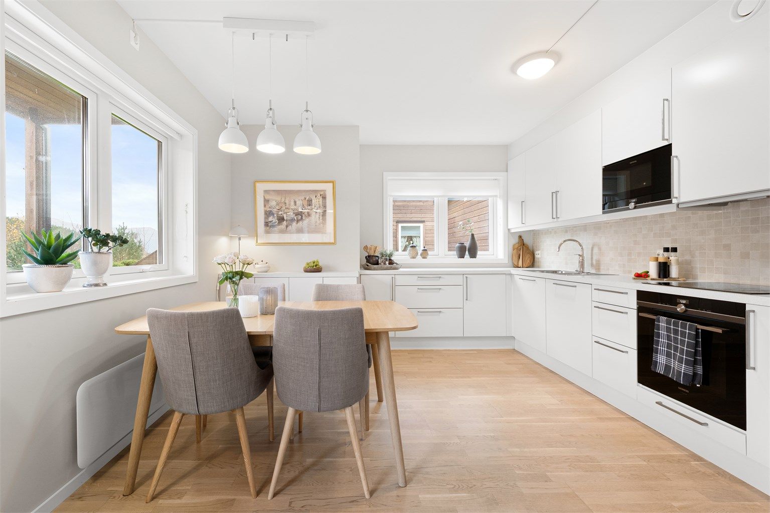 Det er god plass til spisebord på kjøkkenet 