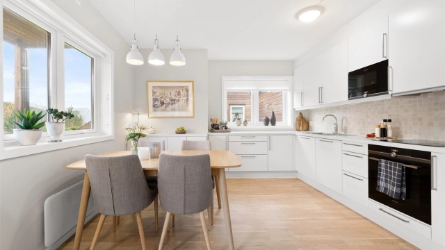 Det er god plass til spisebord på kjøkkenet