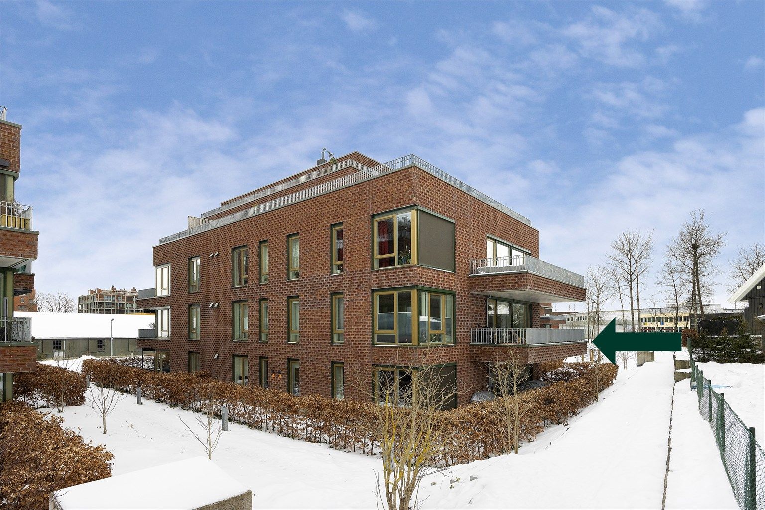 Eiendommen ligger i et stille, men sentralt område med bilfrie og pent opparbeidede uteområder