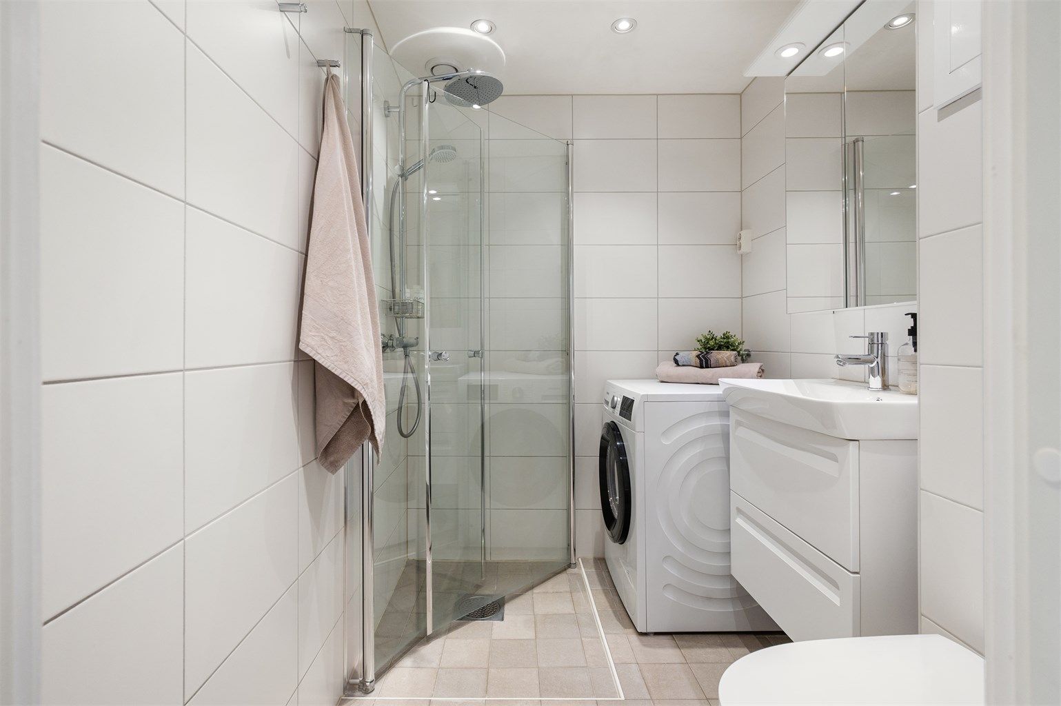 Leilighetens baderom ble oppgradert i regi av borettslaget i 2016.