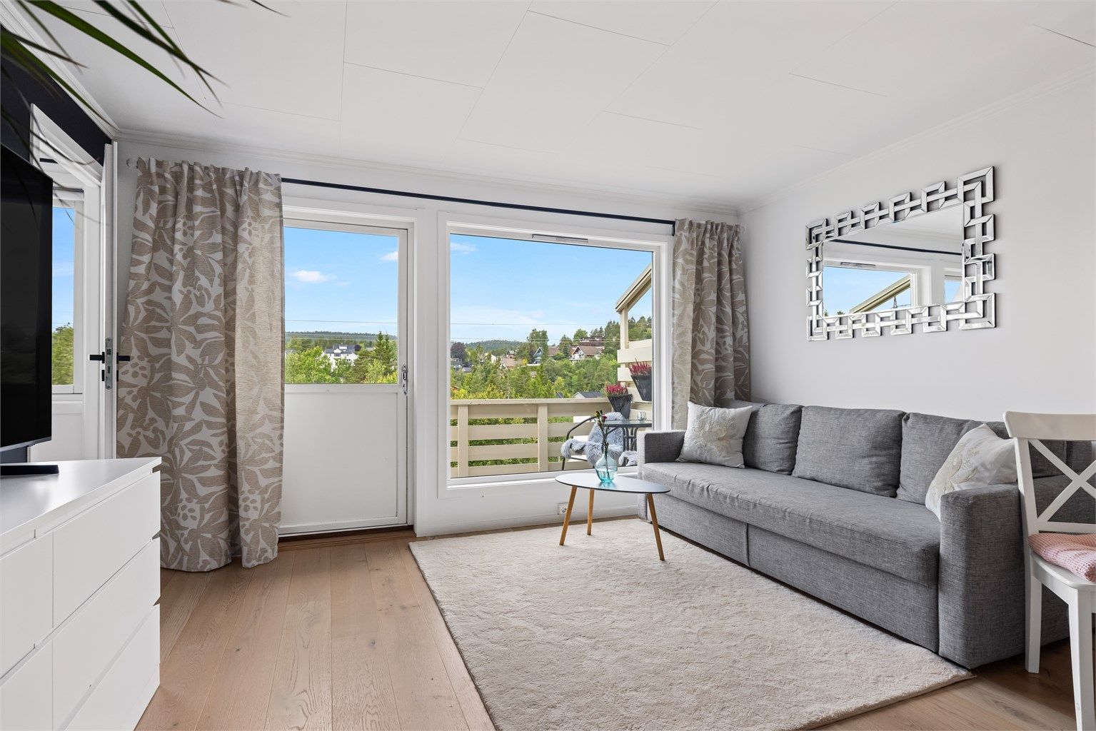 Stuen har store vindusflater som slipper inn rikelig med naturlig lys, samt god plass til ønsket møblement.