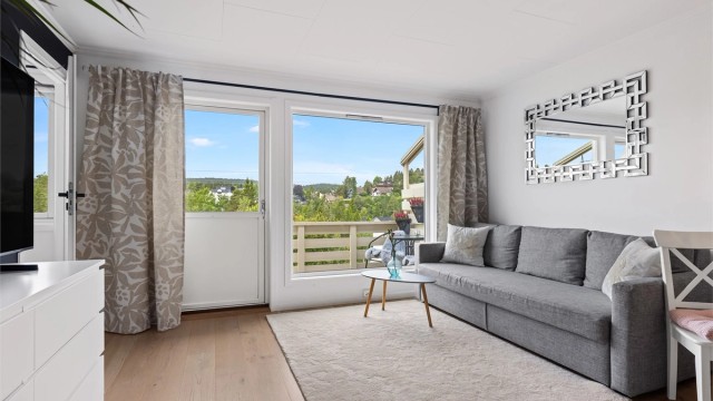 Stuen har store vindusflater som slipper inn rikelig med naturlig lys, samt god plass til ønsket møblement.