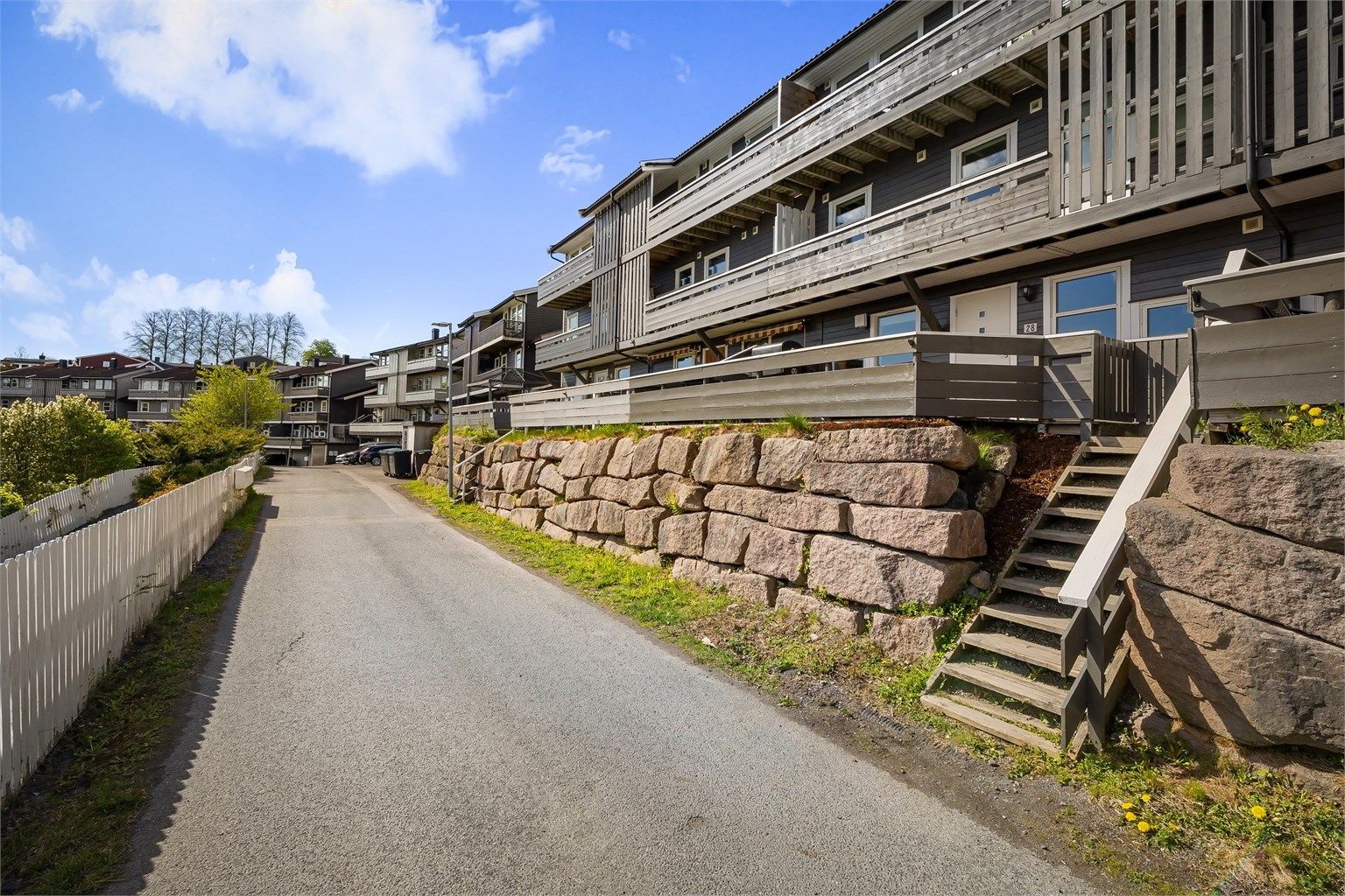 Boligen ligger i en rolig og lite trafikkert blindvei på Vøyenenga.