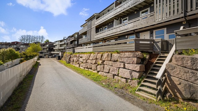Boligen ligger i en rolig og lite trafikkert blindvei på Vøyenenga.