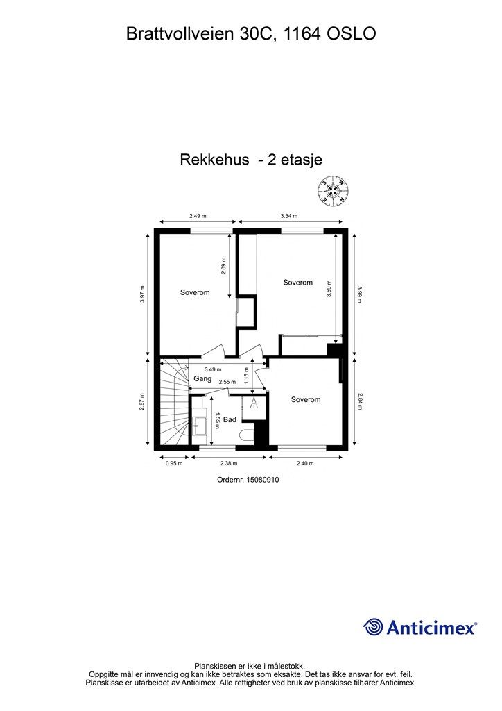 Andre etasje rommer en privat sone på 42 m² med tre soverom og et bad, samlet rundt en sentral gang.