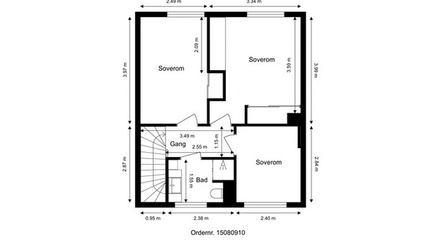 Andre etasje rommer en privat sone på 42 m² med tre soverom og et bad, samlet rundt en sentral gang.