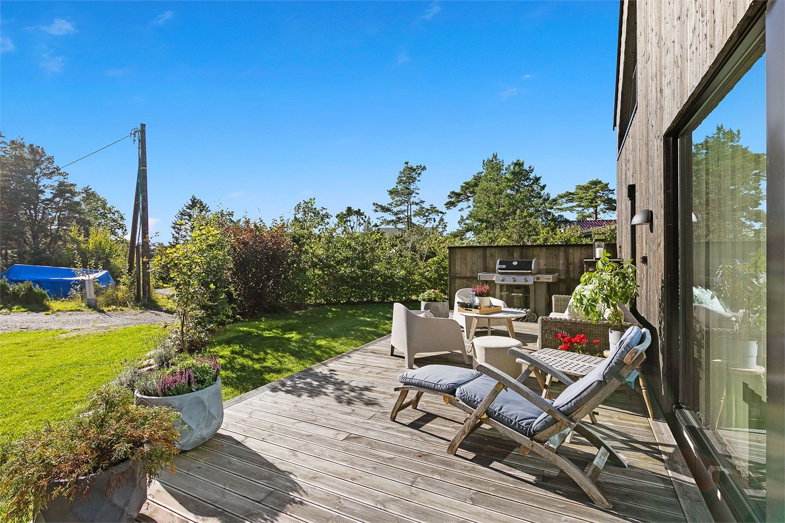 Pent opparbeidet tomt med gode solforhold og fine uteområder for både avslapning og aktivitet.