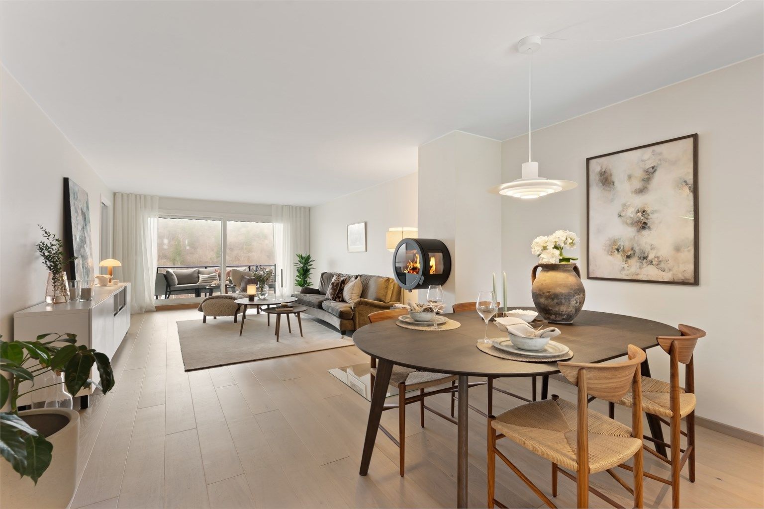 Leiligheten har en god planløsning og består av entré, stue/kjøkken, baderom, toalettrom, to soverom og bod