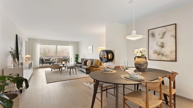 Leiligheten har en god planløsning og består av entré, stue/kjøkken, baderom, toalettrom, to soverom og bod