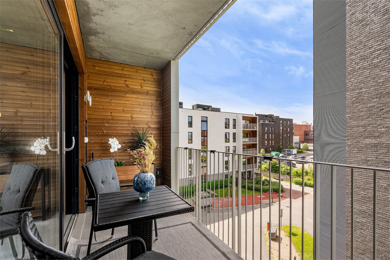 Her kan man innrede med hyggelig sittegruppe. Balkongen er vendt mot hyggelig fellesareal.