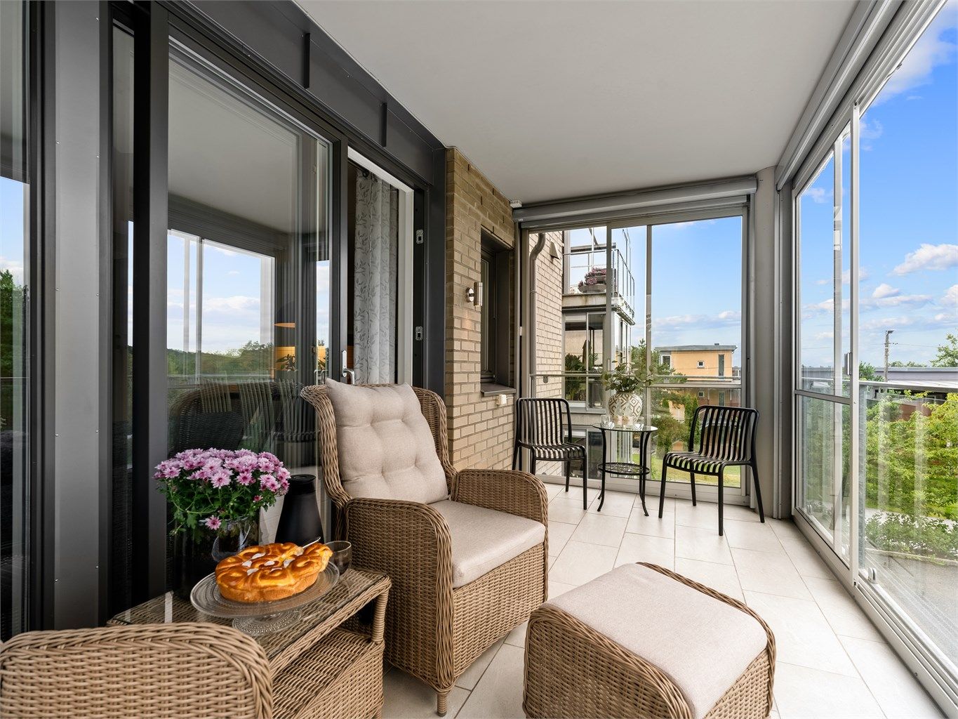 Leiligheten ligger i andre etasje og har innglasset balkong mot vest! En super intern beliggenhet i bygget