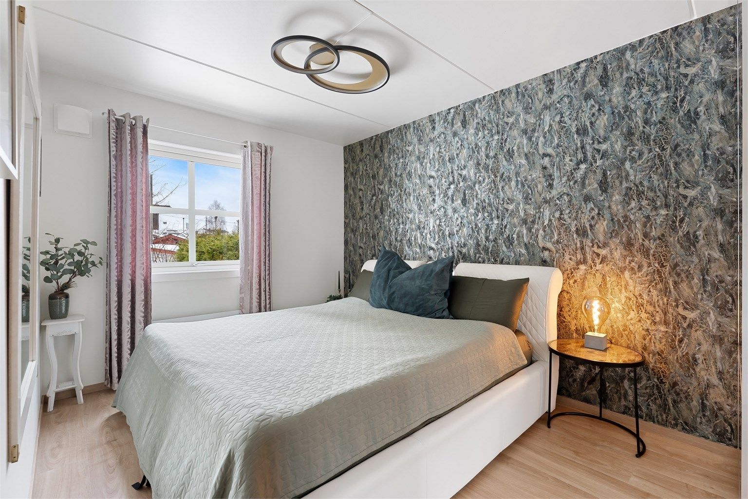 Soverom 1, nye vegger, isolasjon og gulv i 2025