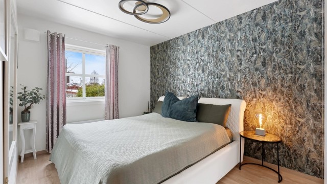 Soverom 1, nye vegger, isolasjon og gulv i 2025