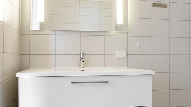 Servantskap med god oppbevaringsplass og speil med integrert belysning.