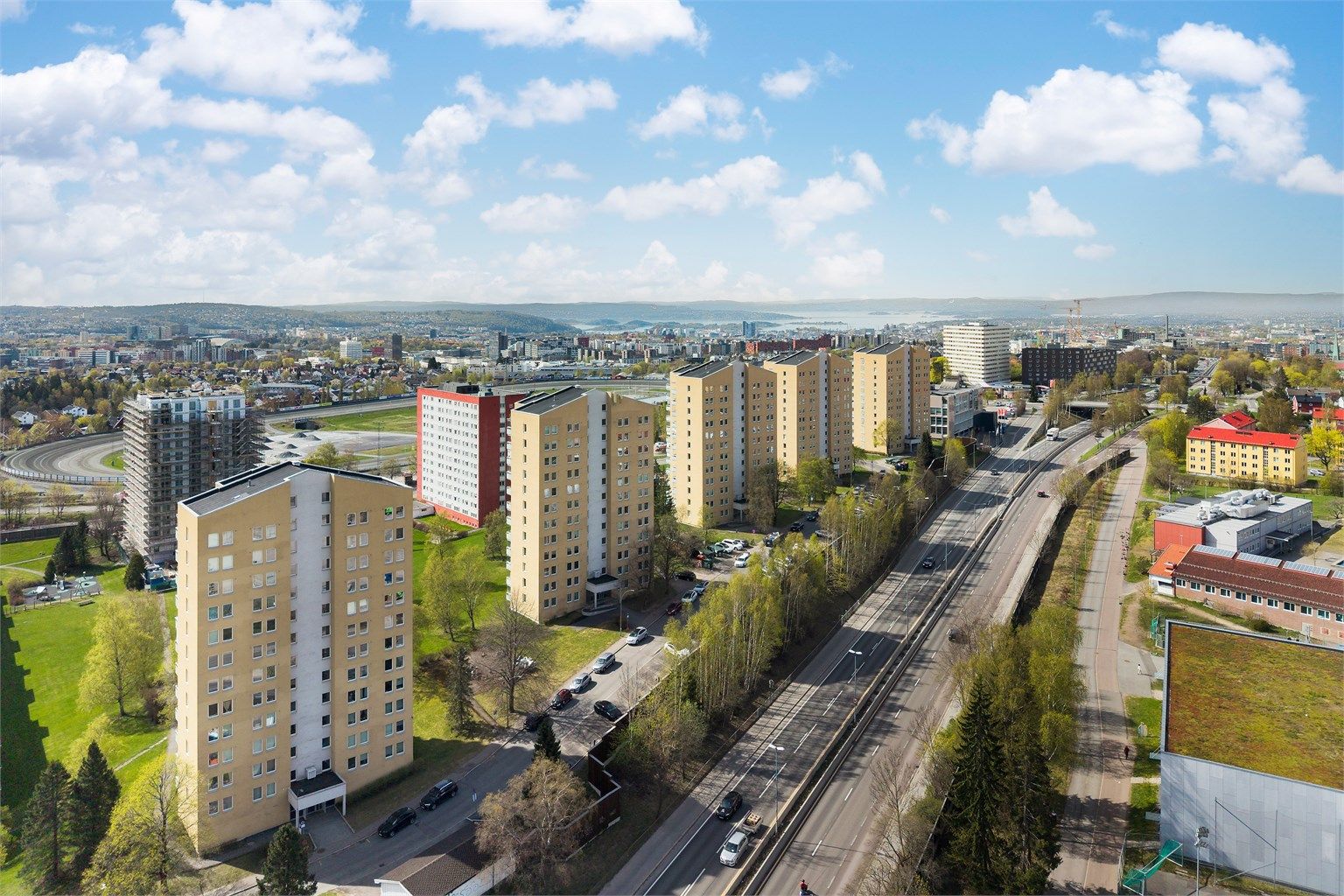 Bebyggelsen i Bjerke Borettslag er plassert med god avstand og luft mellom byggene.