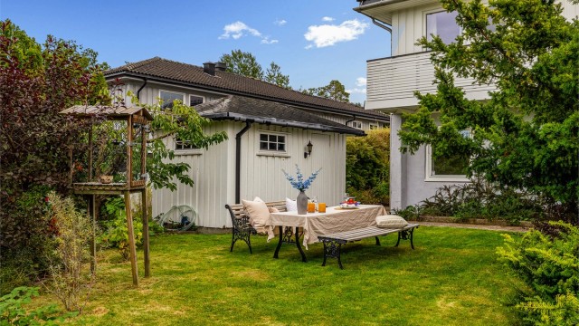 Utvendig bod på ca. 9 kvm gir ekstra oppbevaringsplass og en praktisk løsning.