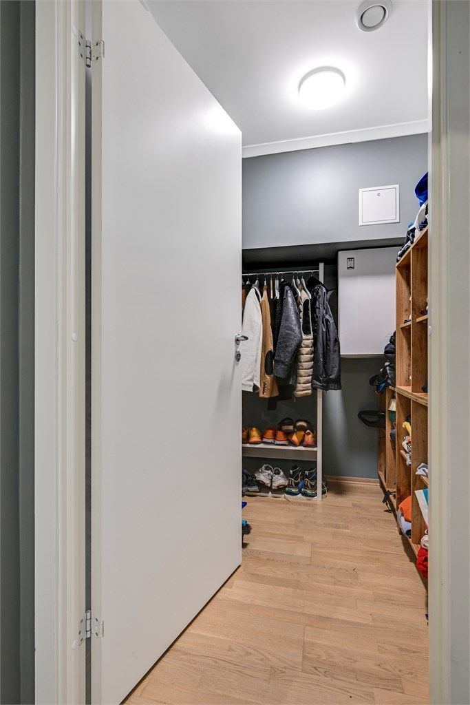 Innvendig bod med ventilasjonsaggregat og sikringsskap.