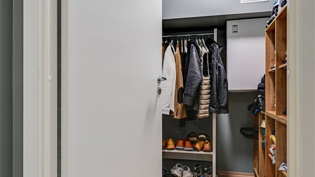Innvendig bod med ventilasjonsaggregat og sikringsskap.