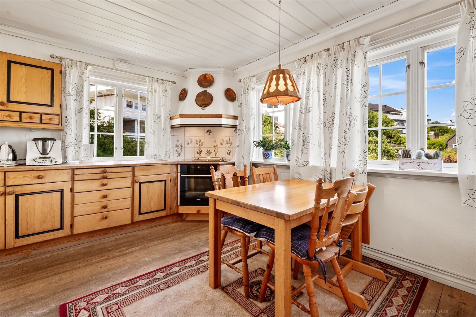 Kjøkkeninnredning fra Sigdal med profilerte fronter og benkeplate i tre.