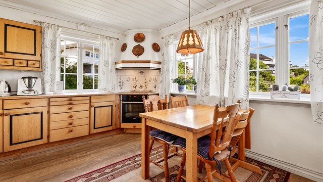 Kjøkkeninnredning fra Sigdal med profilerte fronter og benkeplate i tre.