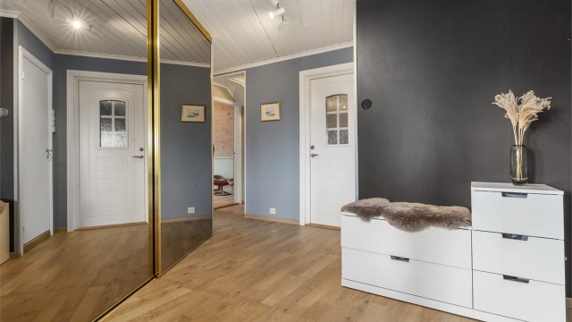 Leiligheten har en romslig entré med gode oppbevaringsløsninger