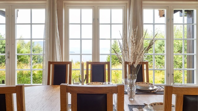 Spisestuen ligger i tilknytning til stuen og kjøkkenet, og gir en fin ramme rundt måltider og lange kvelder sammen.