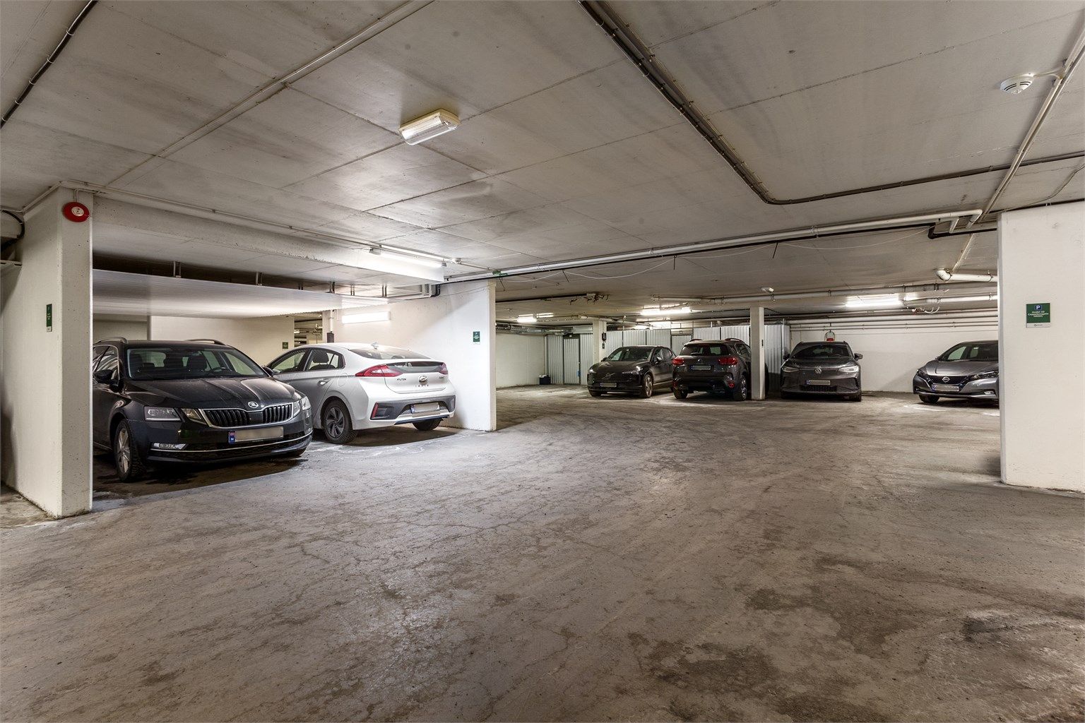 Leiligheten disponerer en parkeringsplass i felles garasjekjeller. Leiligheten har ikke installert ladestasjon, men borettslaget har tilrettelagt for etablering av ladestasjoner for el-bil i garasjeanlegget. 