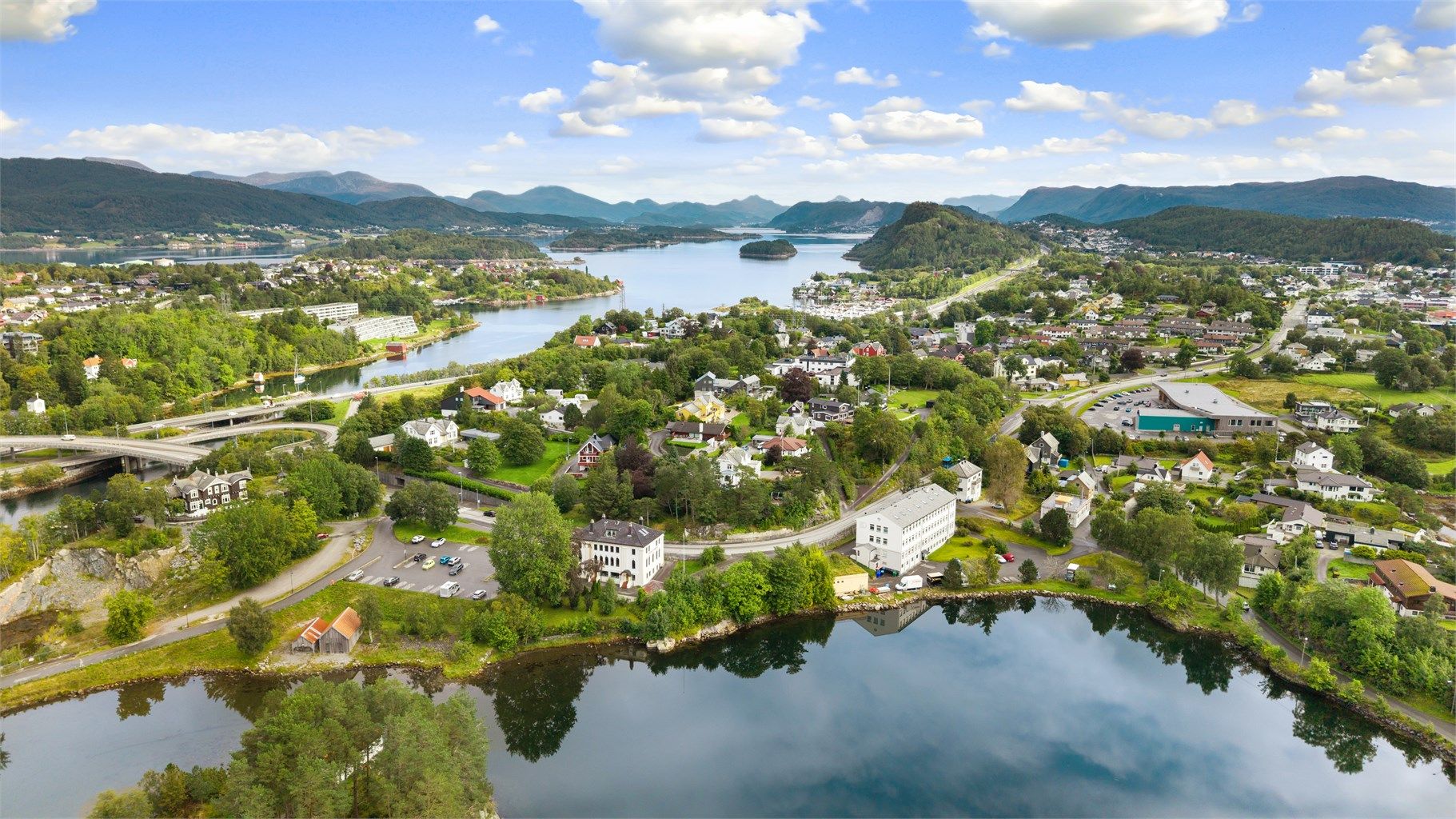 Dagligvarehandelen kan gjøre ved Kiwi i Klokkersundet eller Rema i Ratvika, Spar i Larsgården eller Meny på Lerstad.