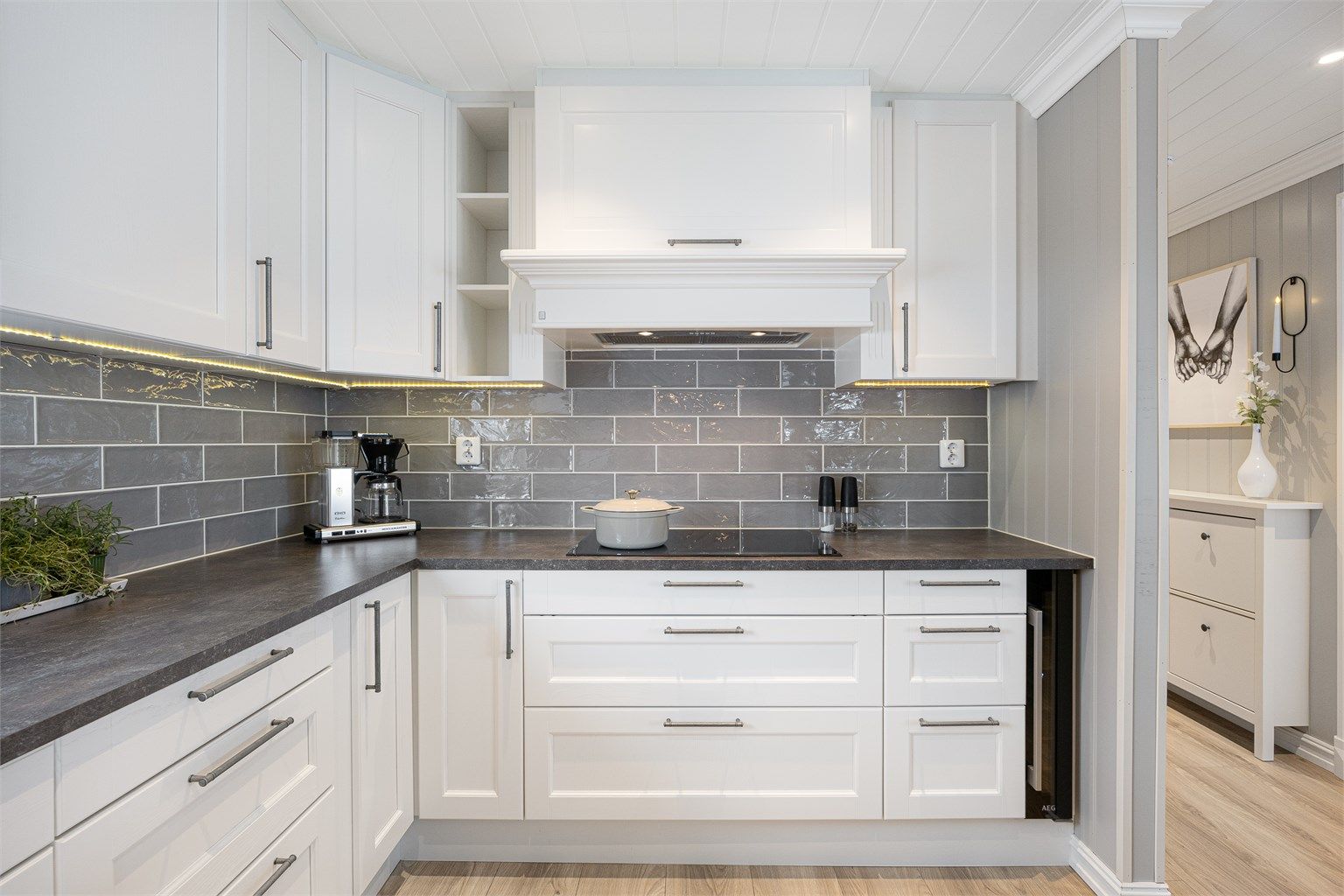 For ekstra sikkerhet er kjøkkenet utstyrt med komfyrvakt og en ventilator med avtrekk ut.