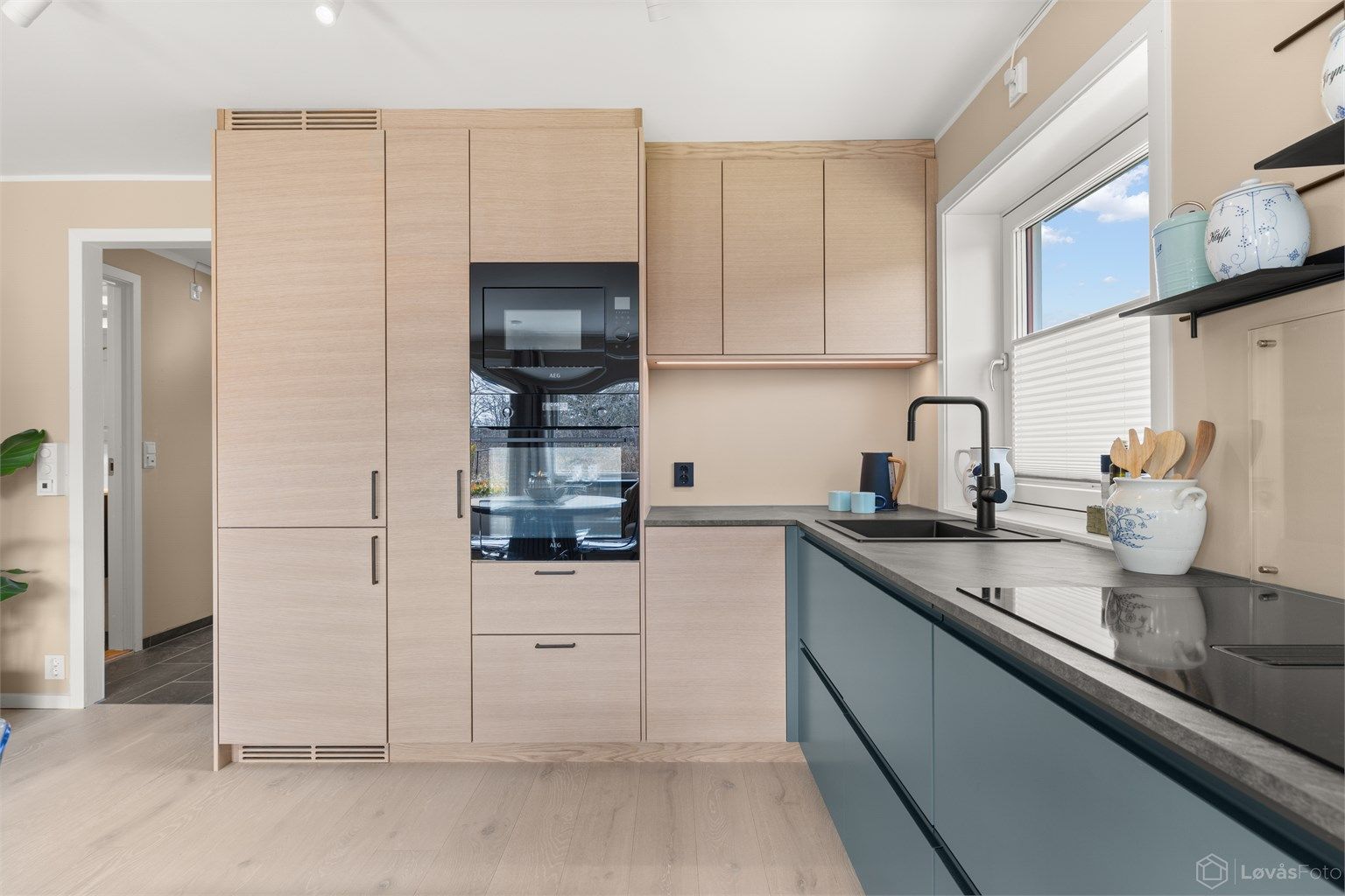 God benk- og skapplass.