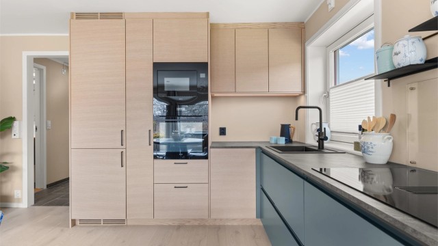 God benk- og skapplass.