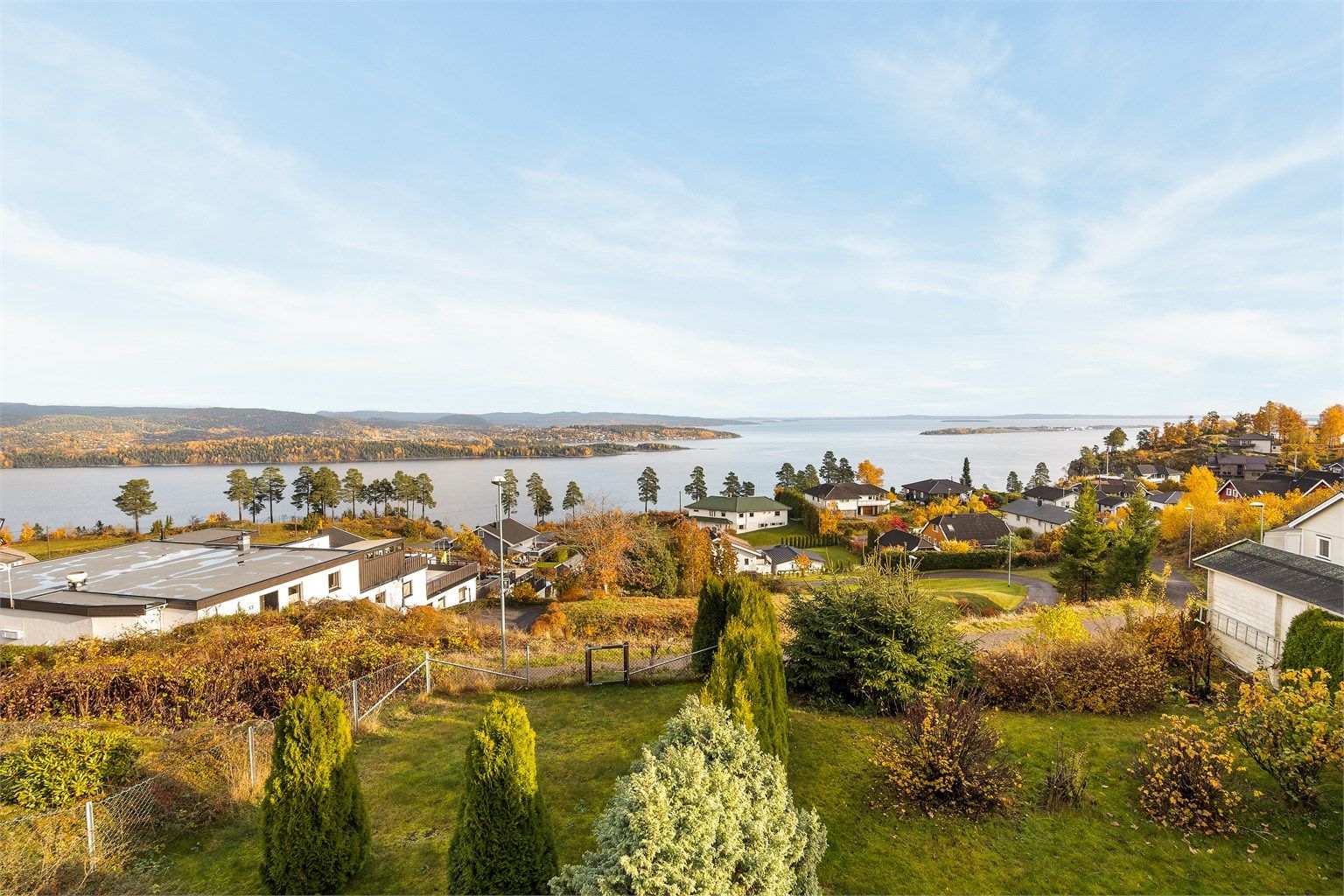 Rolig og barnevennlig nabolag, ca. 8 minutters gange fra Kleiverud skole.
