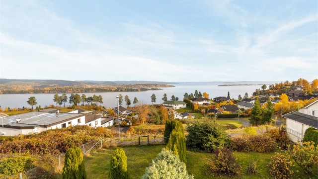 Rolig og barnevennlig nabolag, ca. 8 minutters gange fra Kleiverud skole.