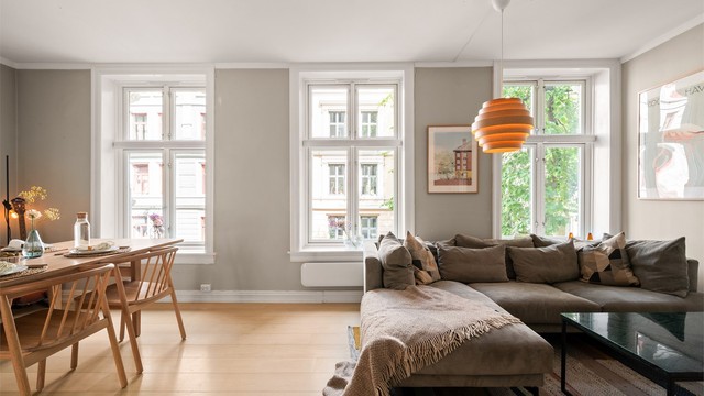 Rommet oppleves enkelt å innrede med flere gode møbleringsmuligheter. Her har du god plass til sofagruppe, mediemøblement og et stort spisebord.